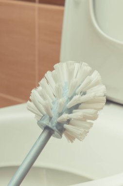 Banyodaki tuvaleti temizlemek için ev eşyaları. Ev işleri konsepti