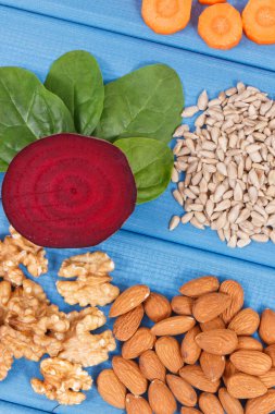 B7 vitamini, beslenme lifleri ve doğal mineraller içeren besleyici farklı bileşenler, sağlıklı beslenme konsepti