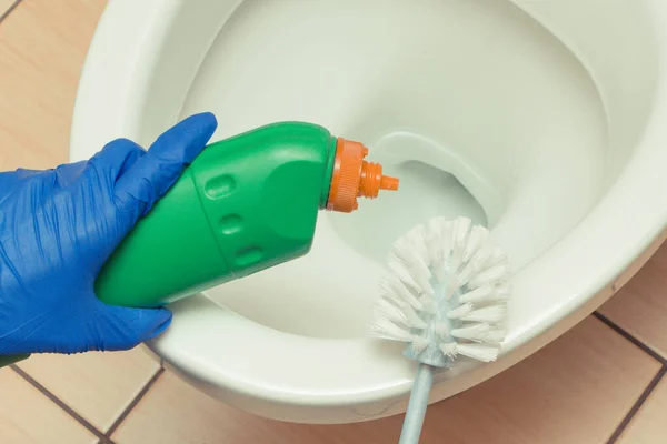 清洁手使用家用洗涤剂及配件清洗浴室内的厕所 家庭责任 — 图库照片