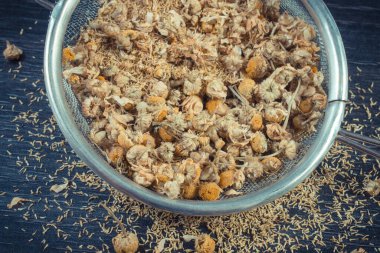 Alternatif tıpta kullanılan bitki olarak sağlıklı papatya çayı. Doğal vitaminler ve mineraller