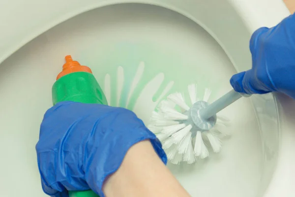 Mão Limpador Usando Detergente Doméstico Acessórios Para Limpeza Banheiro Banheiro — Fotografia de Stock