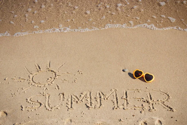 Inscrição Verão Com Forma Sol Óculos Sol Areia Praia Conceito — Fotografia de Stock