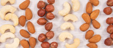 Kaynak olarak sağlıklı fındık ve badem doğal vitaminler ve mineraller, besleyici yeme konsepti