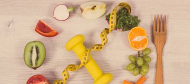 Mankafa, mezura ve taze besleyici yiyecekler kaynak olarak doğal vitaminler, sağlıklı beslenme ve zayıflatma kavramı