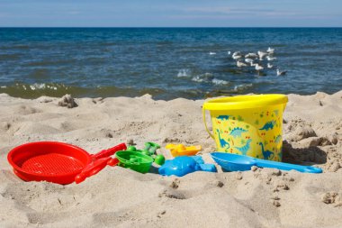 Çocuklar dinlenmek ya da kumsalda oynamak için plastik oyuncaklar. Yaz, tatil ve çocuk gelişimi