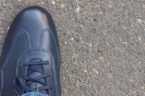 在柏油路或人行道上的男士舒适的海军蓝皮鞋 案文或登记的位置 — 图库照片