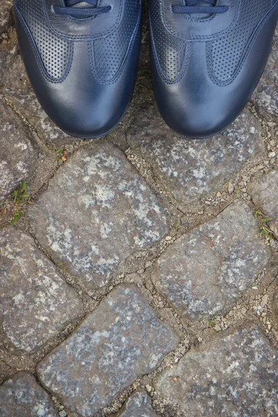 舒适的海军蓝色皮鞋 供走在岩石或石头制成的人行道上的人穿 文本或登记的复制空间 — 图库照片