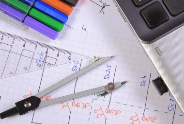 Elektrik inşaat şemaları, çizim için aksesuarlar ve dizüstü bilgisayarlar. Teknoloji ve mühendislik işleri kavramı
