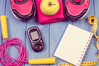 Şeker seviyesini ölçmek için glukometre, spor ayakkabısı ve spor için aksesuar. Diyabet ve sağlıklı spor yaşam tarzları