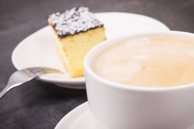 Sütlü kahve ve ev yapımı cheesecake. Tatlı nefis.