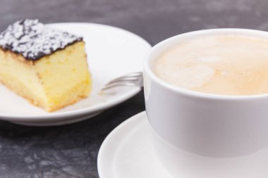 Sütlü kahve ve taze pişmiş peynirli kek. Tatlı nefis.