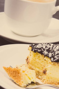 Taze pişmiş ev yapımı peynirli kek ve bir fincan beyaz kahve. Tatlı nefis.