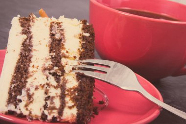 Farklı katmanlı taze kremalı pasta ve bir fincan sade kahve. Kutlamalar için lezzetli tatlı kavramı. Vintage fotoğraf