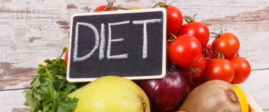 Taze doğal meyve ve sebzeler. Sağlıklı mineraller ve vitaminler içeren besleyici yiyecekler