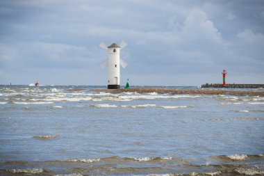 Swinoujscie, Batı Pomeranya - Polonya - 13 Haziran 2021: Fırtınalı ve rüzgarlı bir günde Windmill Stawa Mlyny. Karakteristik yön bulma işareti