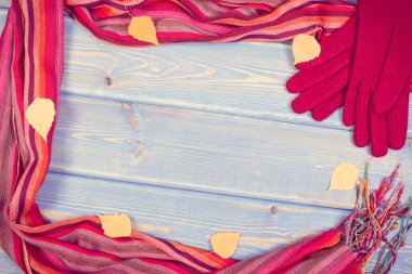 Klasik fotoğraf, yün eldiven çerçevesi ve eski tahtalardaki kadınlar için renkli şallar, sonbahar veya kış için kalın kıyafetler, metin için kopya alanı