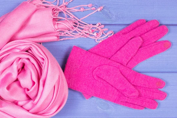 Шерстяные Розовые Перчатки Шаль Женщин Досках Теплая Одежда Осень Зиму — стоковое фото