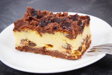 Tabakta taze peynirli kek var. Farklı durumlar için lezzetli bir tatlı.