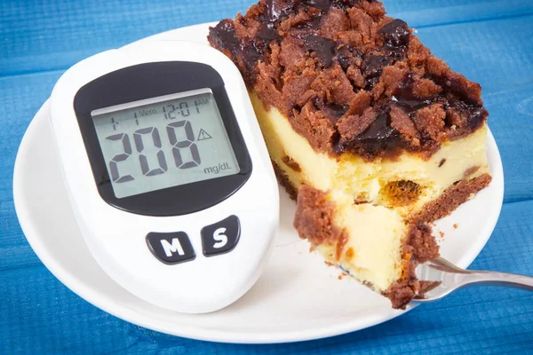 Glucometer Bad Result Measurement Sugar Level Fresh Baked Cheesecake Dieting — Stock Photo, Image