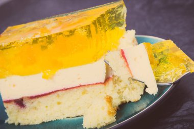 Ev yapımı reçelli kremalı meyveli pasta. Farklı durumlar için lezzetli bir tatlı.