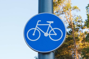 Mavi yuvarlak bisiklet yolu tabelası. Bisiklet yolu işaretleniyor