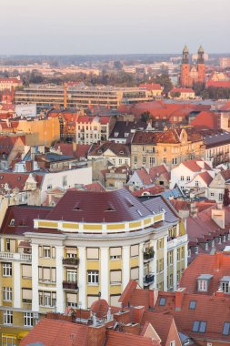 Poznan, Polonya - 12 Ekim 2018: Polonya 'nın güneyindeki Poznan kentindeki eski ve modern binalardan gün batımına bakın