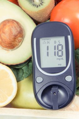 Glukometre, şeker seviyesi, sağlıklı meyve ve sebzelerin sonucu. Diyabet sırasında doğal mineraller ve vitaminler içeren besleyici gıdalar