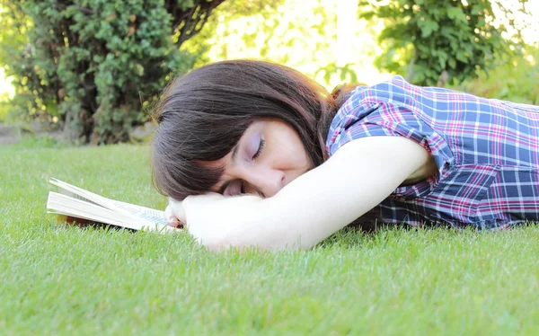 Śpiąca kobieta po przeczytaniu książki — Zdjęcie stockowe
