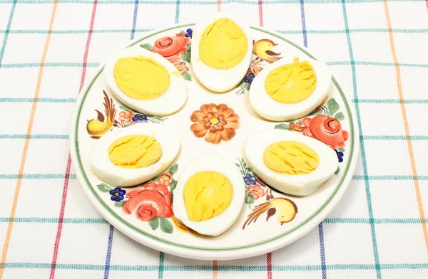 Mitades de huevos que yacen en un plato colorido —  Fotos de Stock
