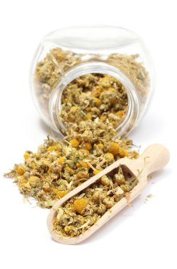 cam ve tahta kaşıkla üzerine kurutulmuş papatya