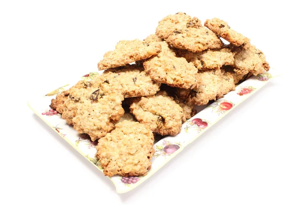 Galletas de avena con pasas en plato colorido — Foto de Stock