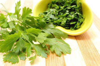 ahşap kesme tahtası üzerinde doğal ve taze kıyılmış maydanoz