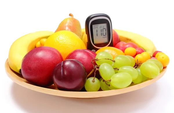 Čerstvé ovoce a glukózy metr na dřevěné desce — Stock fotografie