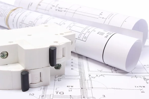 Elektrische diagrammen en elektrische zekering gerold op bouw tekening van huis — Stockfoto