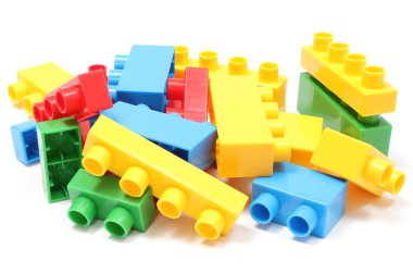 beyaz zemin üzerinde çocuklar için renkli yapı taşları