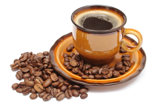 Hoop koffie korrels en kopje drank — Stockfoto