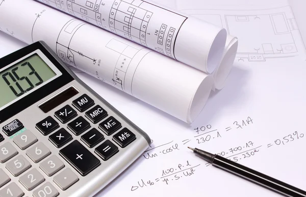 Válcované elektrotechnické diagramy, kalkulačka a matematické výpočty — Stock fotografie