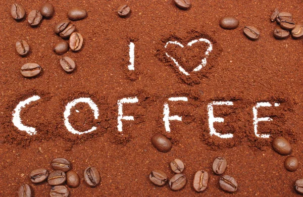 Káva slovo napsané na mletou kávu a zrna — Stock fotografie