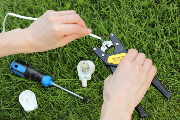 Elektriker isoliert elektrische Leitungen — Stockfoto