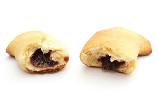 Friss és édes croissant, Szilvalekvár, fehér háttér — Stok fotoğraf