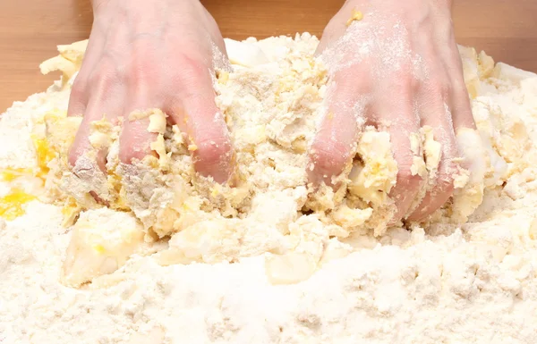 女性酵母ケーキの生地を混練の手 — ストック写真