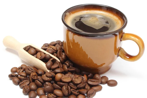 Hoop koffie korrels en kopje drank — Stockfoto