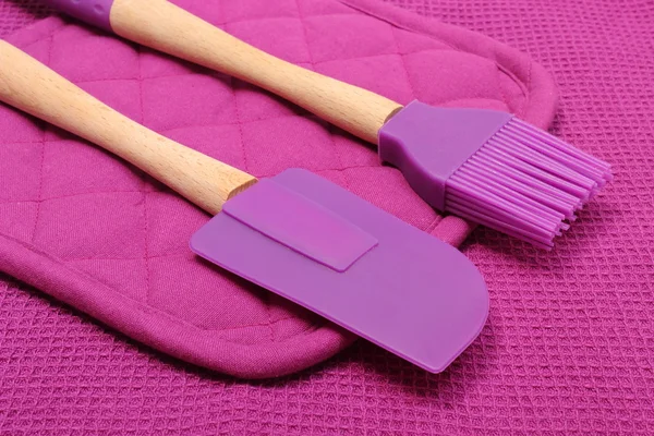 Closeup purpurové silikonové kuchyňské Doplňky — Stock fotografie