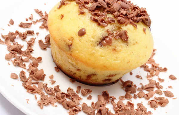 Čerstvé pečené muffiny a strouhané čokolády na bílé desce — Stock fotografie