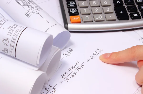 Cálculos matemáticos, diagramas elétricos laminados e calculadora — Fotografia de Stock