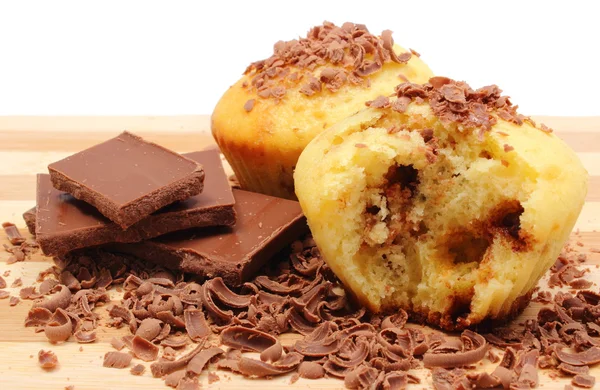 Vers gebakken muffins, geraspte en gedeelte van chocolade — Stockfoto
