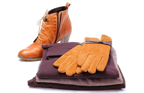 Womanly leather shoes, gloves and clothes on white background — Stock Photo, Image