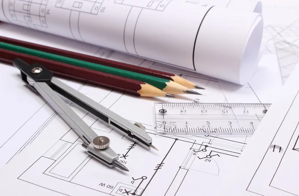 Diagramas elétricos laminados e acessórios para desenho — Fotografia de Stock