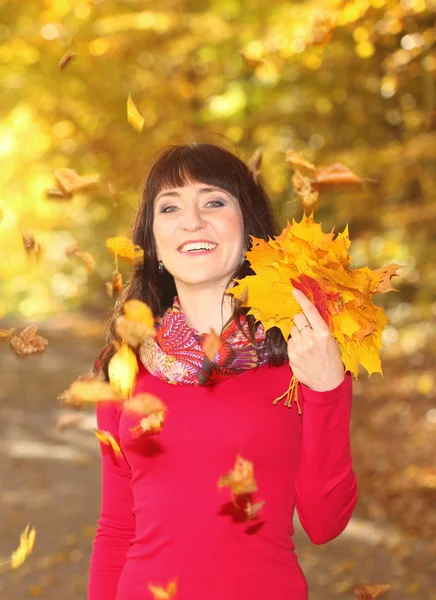 Retrato de la mujer en el parque de otoño — Foto de Stock