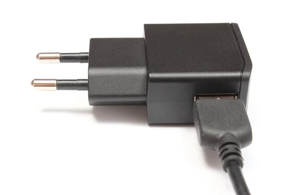 Fiche électrique avec câble USB connecté sur fond blanc — Photo